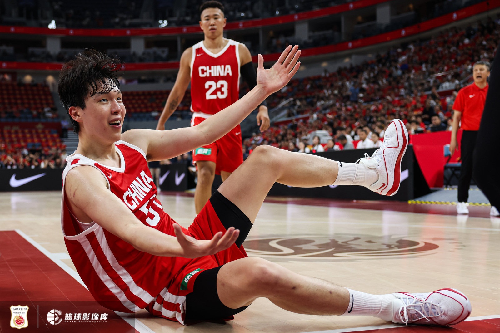 杨瀚森首节2分44秒2犯2中2  4分1板1助效率与犯规并存