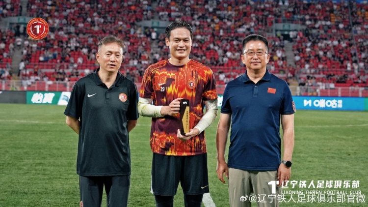 十人辽宁铁人主场0-1负于青岛西海岸,姆本扎红牌成转折 十人辽宁铁人主场0-1负于青岛西海岸,姆本扎红牌成转折