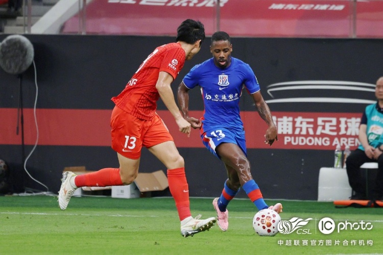 莱昂纳多李新翔破门 上海海港2-0赢德比 莱昂纳多李新翔破门 上海海港2-0赢德比