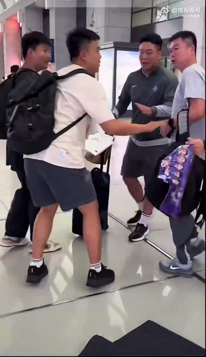 津门虎返津遭遇惊魂一幕:球迷滑倒险铲于根伟