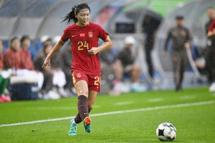 U20女足昆明冒雨拉练,8月三战朝鲜冠军
