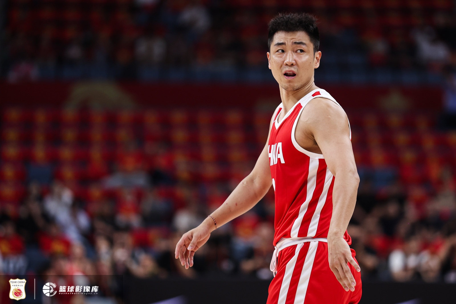 高诗岩离队赴美治疗膝伤，媒体人：他承受了过多骂声
