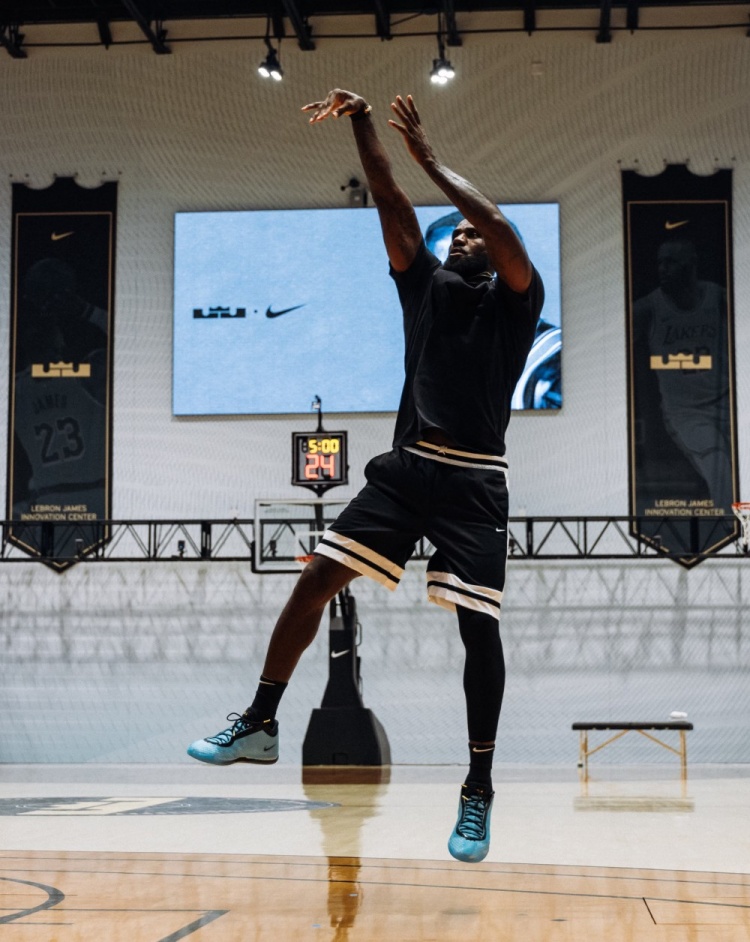 詹姆斯晒第24代签名鞋训练照:训练永不停歇,LeBron 24已在路上 詹姆斯晒第24代签名鞋训练照:训练永不停歇,LeBron 24已在路上