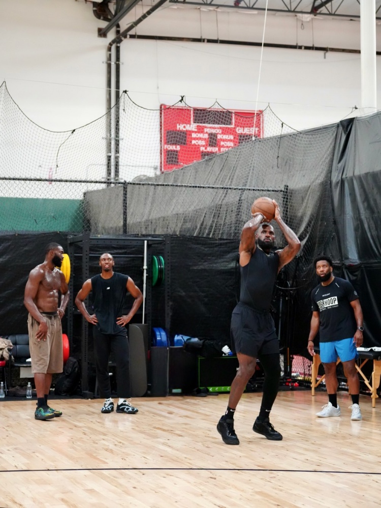 LBJ、马克西、布朗合练照流出