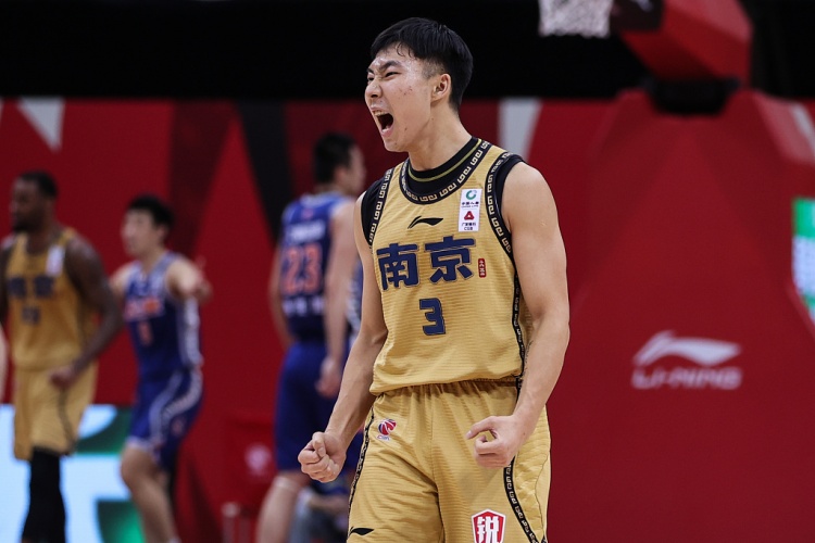 同曦旧将!媒体人:杨皓喆加盟NBL杭州经纬俱乐部 同曦旧将!媒体人:杨皓喆加盟NBL杭州经纬俱乐部