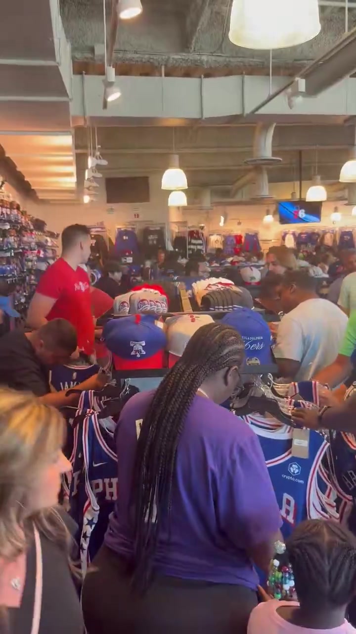 76人主场商店售卖詹姆斯球衣 大量费城球迷前往抢购并兴奋庆祝 76人主场商店售卖詹姆斯球衣 大量费城球迷前往抢购并兴奋庆祝