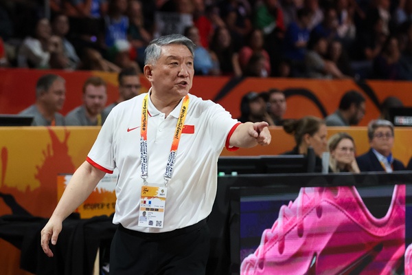 宫鲁鸣只喊1次暂停！苏群：只有比赛打歪或体能出现问题 才要暂停